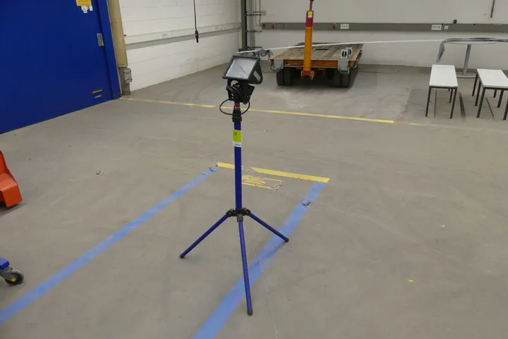 Baustrahler mit Stativ